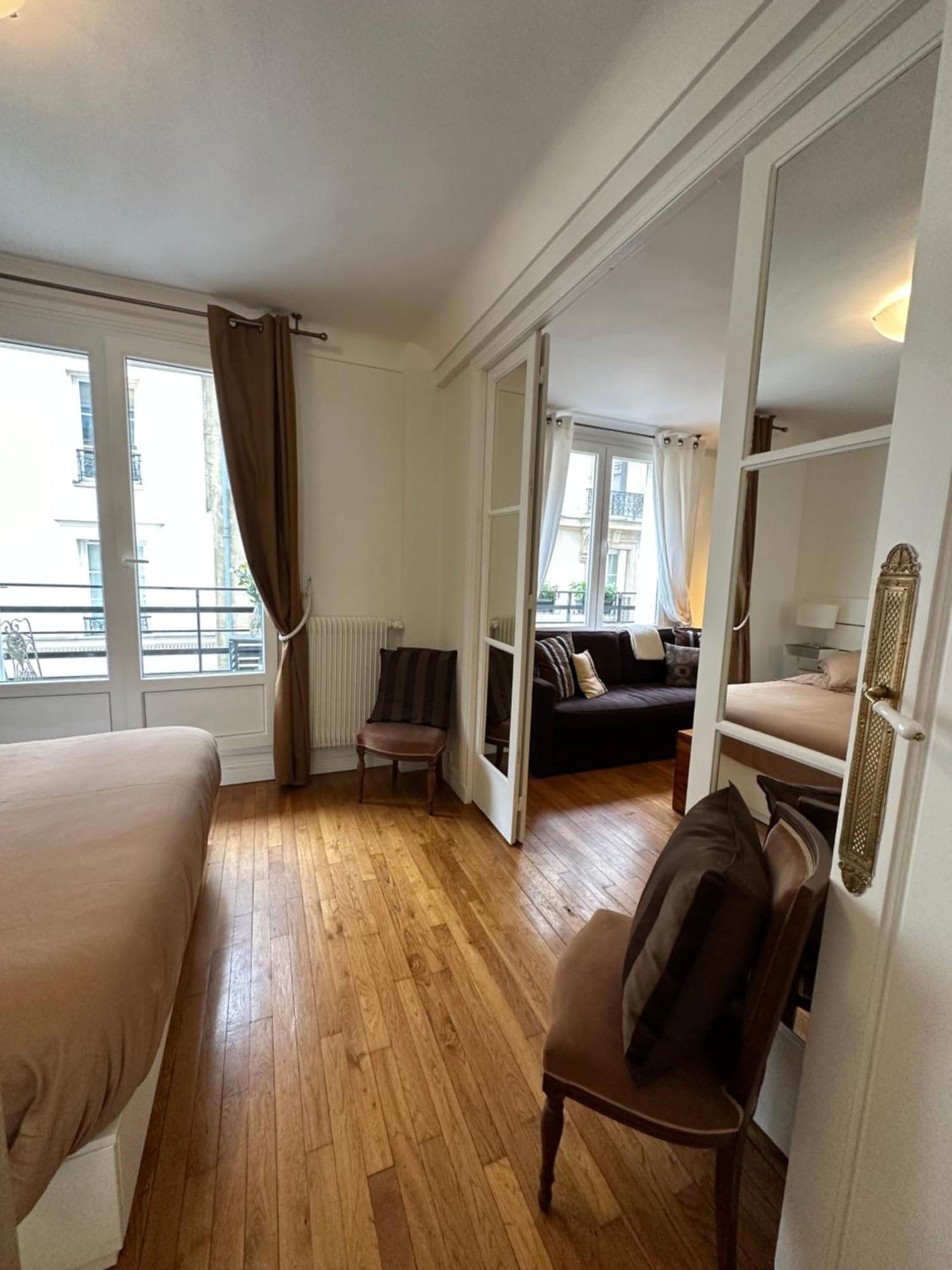 L.c. Grandtour * Paris